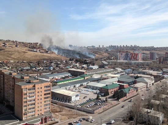 Трава загорелась на большой площади в районе улицы Станиславского в Красноярске