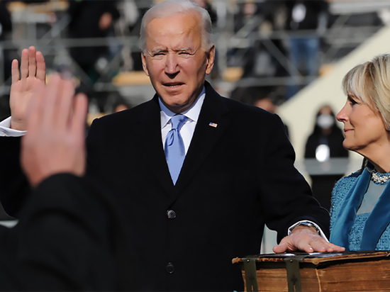 Байден оказался в неловком положении, протянув руку пустому месту в Северной Каролине