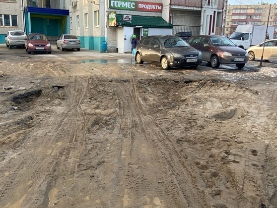 Как после бомбежки: жители Ноябрьска просят привести в порядок похожие на фарш дворы