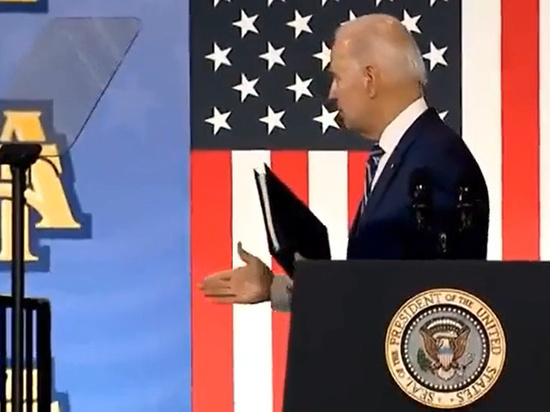 Президента США вновь подвергли насмешкам за странное поведение