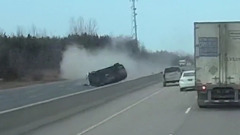 В Канаде машина опрокинулась на скоростном шоссе: видео аварии