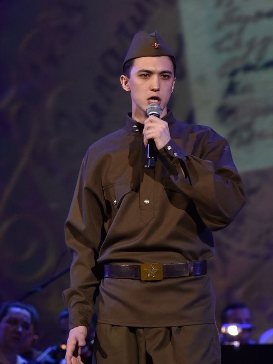 Кыргызстанцы споют на сцене «Бессмертного полка» в Москве