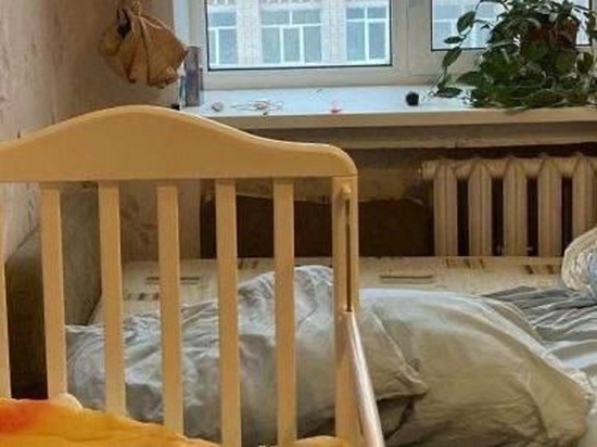 В Обнинске 7-месячный малыш задохнулся между стеной и диваном
