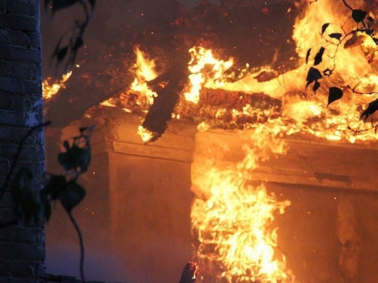 В Ростове 54-летняя женщина пострадала при пожаре в заброшенном доме