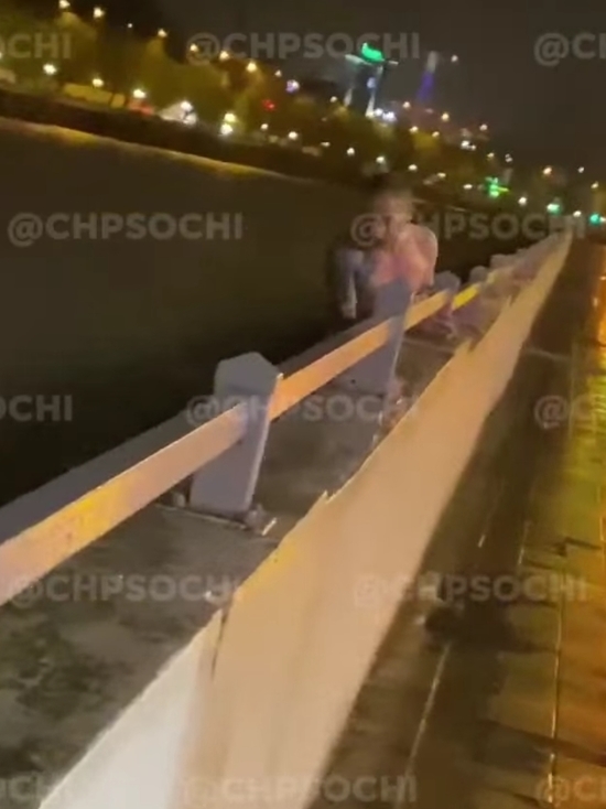 В Сочи сняли на видео ещё одного раздетого мужчину, бегающего по трассе