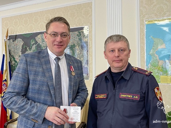 Ведомственную награду главе города вручал подполковник Александр Димитриев