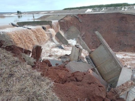 В Граховском районе прорвало плотину Порымского пруда