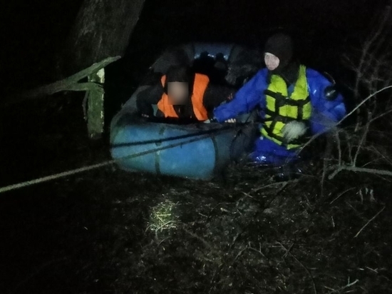 Пензенские спасатели помогли мужчине, который не мог выбраться с острова на реке Суре