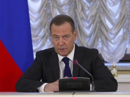 Медведев предложил запрещать мигрантам въезд без биометрических данных