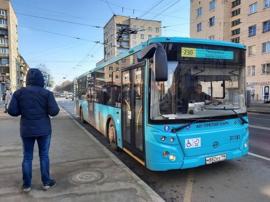 Дополнительные автобусы запустят к кладбищам в Вербное Воскресенье в Петербурге