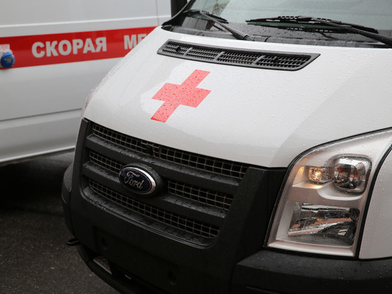 Мужчине потребовалась помощь медиков после пожара на складе в Петроградском районе