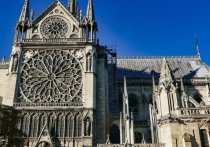 Французские СМИ пишут, что вокруг закрытого на реконструкцию Собора Парижской Богоматери в столице Франции сотни католиков собрались на службу, приуроченную к Страстной пятнице