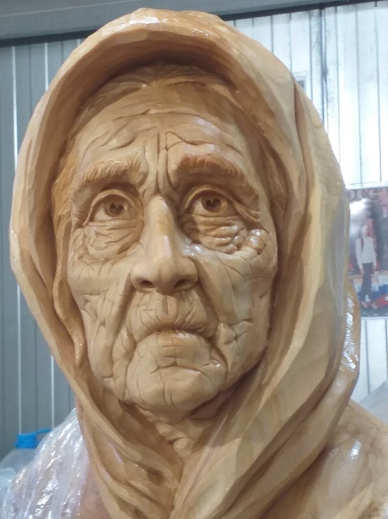 Воронежскую деревянную скульптуру бабушки из Донбасса с красным знаменем поставят в Кольцовском сквере