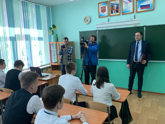 Урок мужества для пензенских школьников провел Министр образования Алексей Комаров