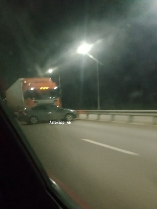 Под Курском фура протаранила легковой автомобиль