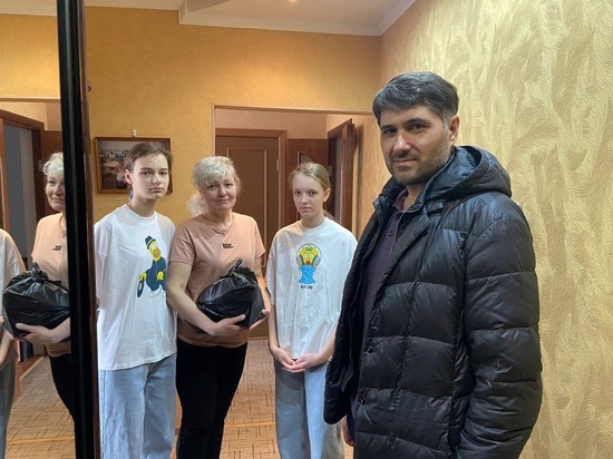 Депутат Пушкарев вручил наборы молочных продуктов прибывшим в Ноябрьск семьям с Украины и Донбасса