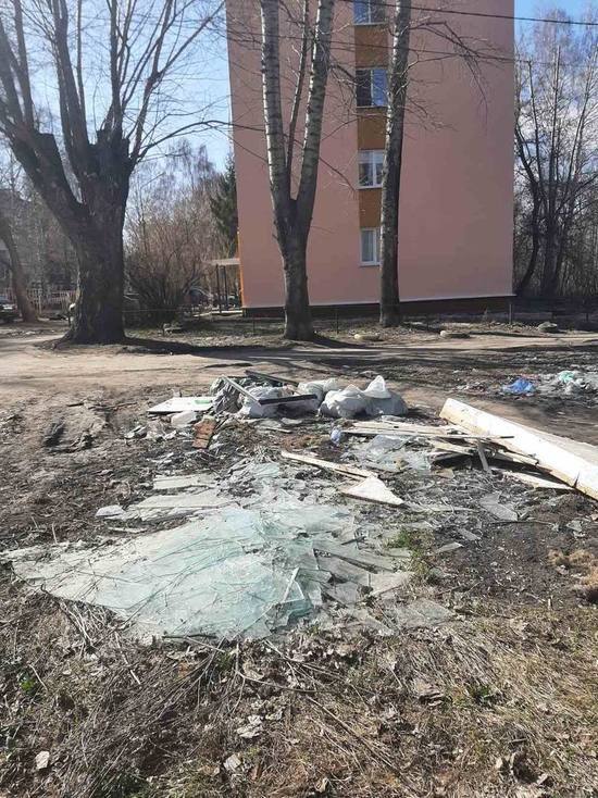 Пензенские строители выбросили мусор около детского садика