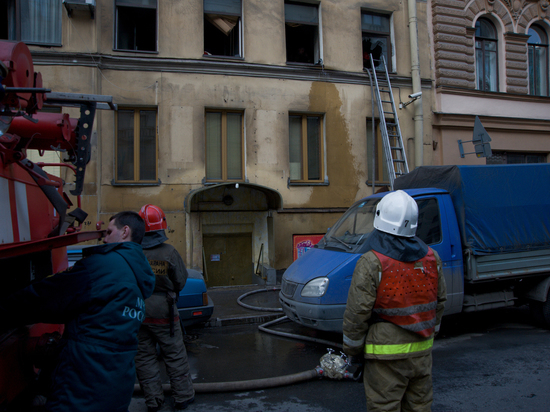 Семилетнего ребенка эвакуировали при пожаре на улице Корнея Чуковского