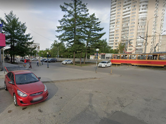 Легковушка столкнулась с трамваем у ТЦ «Буревестник» в Екатеринбурге