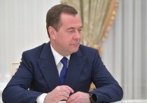 Заместитель председателя Совета безопасности РФ Дмитрий Медведев с иронией прокомментировал появление фейкового сайта фракции "Единая Россия", а также публикацию там новости о якобы задаче уничтожить спутник Starlink