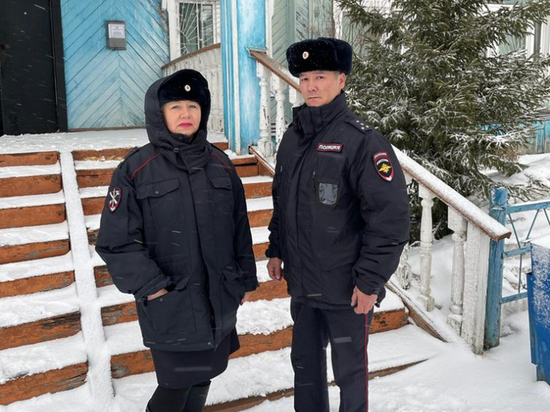 Двое полицейских потушили пожар на севере Красноярского края