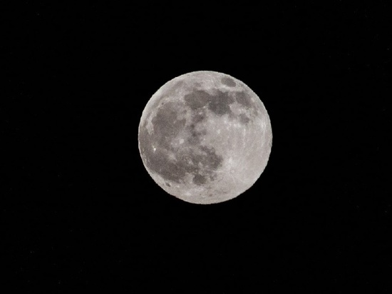 Розовая луна взошла над Новосибирском - фото