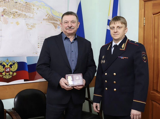 Глава МВД Тувы вручил медаль экс-министру