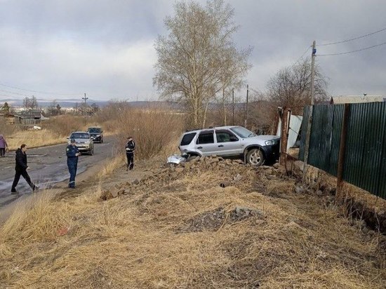 Ford врезался в забор после столкновения с Toyota в Краснокаменске