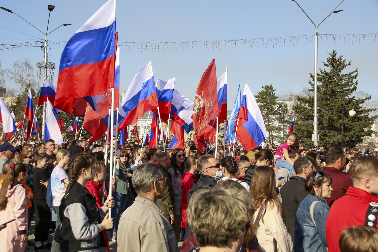 Патриотизм и единение: в Барнауле тысячи людей собрались на концерт «ZaРоссию»