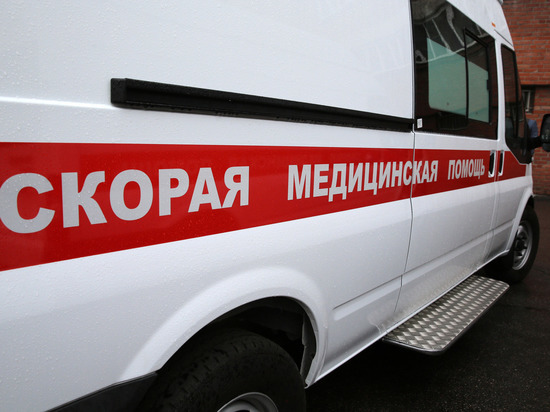 Двоих пассажиров увезли в больницу после столкновения машины с деревом у Будино