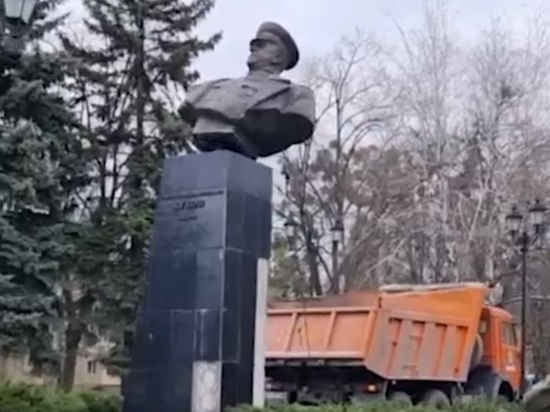 В Харькове снесли памятник Георгию Жукову