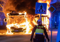 В обычно спокойной Швеции несколько дней не утихают беспорядки, причиной которых стало мини-турне Расмуса Палудана — скандально известного датского адвоката, возглавляющего крайне правую партию Stram Kurs («Жесткий курс»)