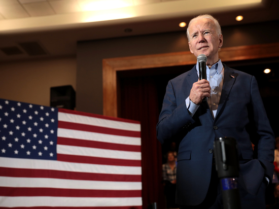 Зеленский заявил, что Байден должен "своими глазами" увидеть Украину