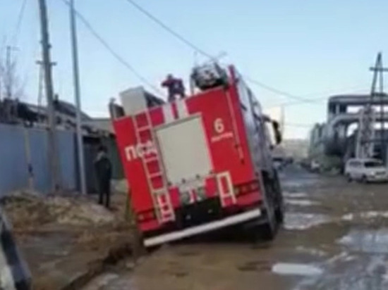В Якутске пожарная машина опоздала на пожар из-за разбитой дороги