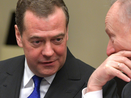 Медведев пригрозил Европе "вонючими кострами из шин" из-за украинских беженцев