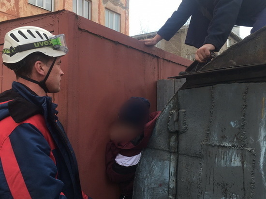 Спасатели вытащили застрявшего между гаражами 9-летнего мальчика в Чите