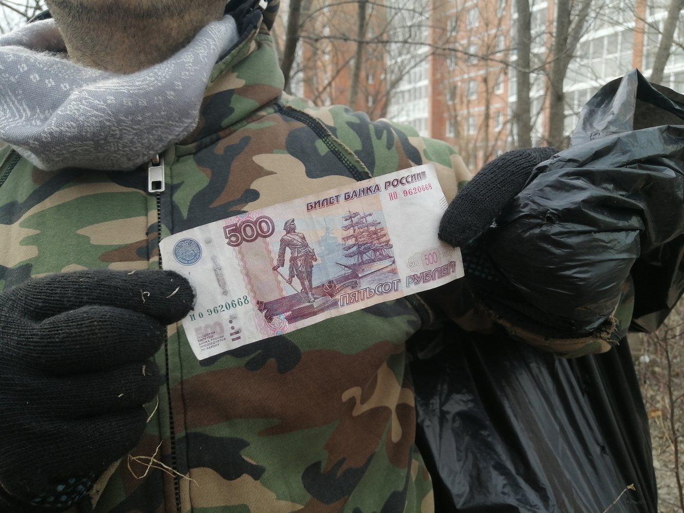 Хабаровчане вышли на субботник и насобирали денег, электроники и «медяшки»: фото находок