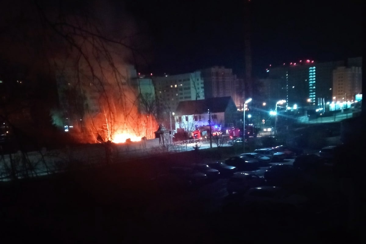 Ночь 18 апреля. Пожар в Рязани. Пожары в Рязани 2010. Горящее здание. Пожар ночью.
