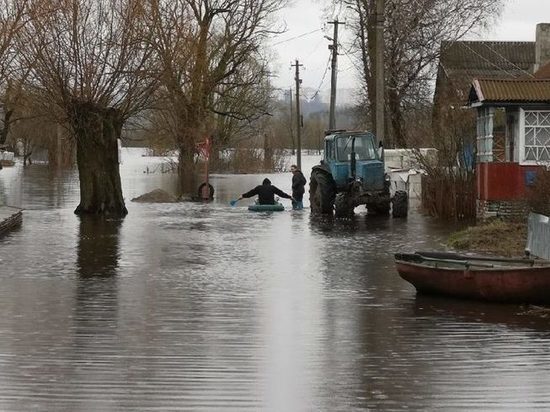 Брянцы из-за подтопления начали передвигаться по улицам на лодках
