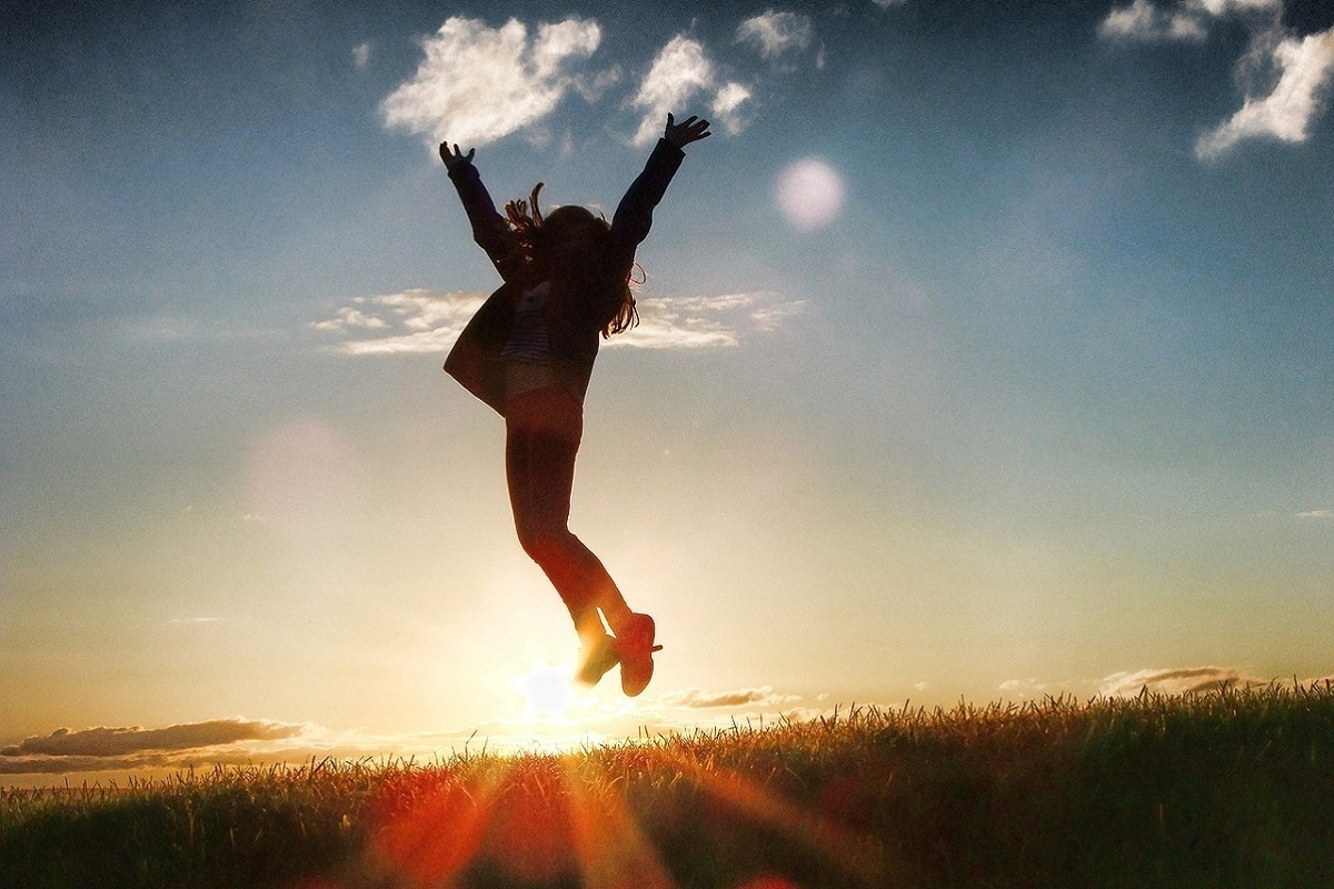 Видео счастливой жизни. Девушка в прыжке. Прыжок счастья. Счастье солнце. Радость жизни.