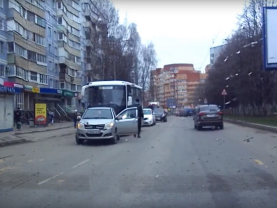 В Рязани сняли на видео конфликт водителей на остановке