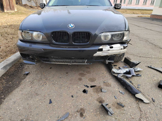 Пьяная жительница Зеленогорска палкой разбила BMW своего бывшего парня