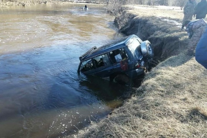 Костромские трагедии — водитель иномарки погиб при попытке пересечь реку вброд