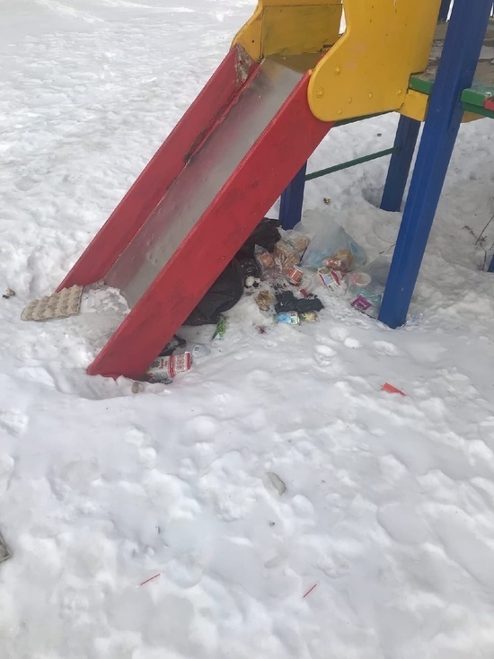 В Ноябрьске неизвестные устроили свалку под горкой на детской площадке