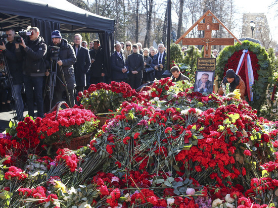 С могилы Жириновского украли ленту сына "Давай помиримся"
