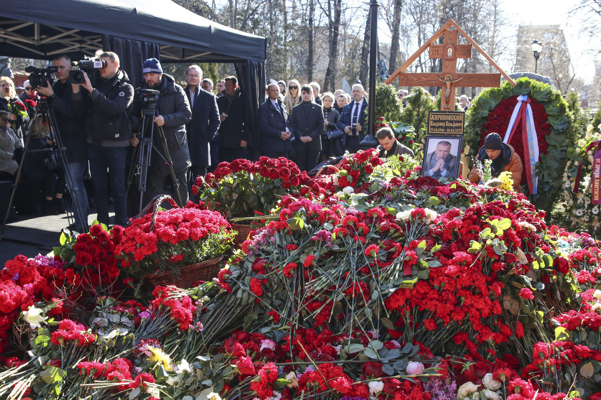 Где будет похоронен лебедев. Могила Жириновского на Новодевичьем кладбище. Похороны Жириновского Владимира.