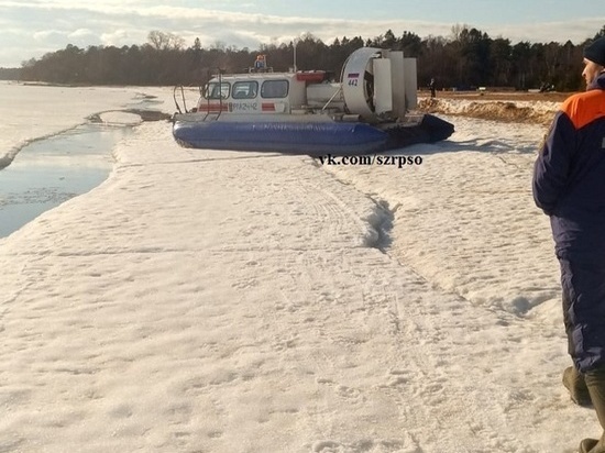 Спасатели сняли с оторвавшейся льдины в Финском заливе 14 рыбаков