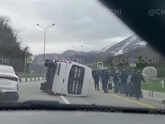 В Сочи иномарка опрокинула на бок микроавтобус