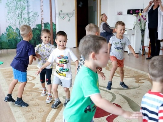 «Дети растут, а каждый пропущенный утренник, как будто что-то потерянное в жизни», — сказал в ходе еженедельного оперативного совещания губернатор