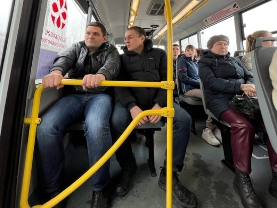 Денисов прокатился на новом красном автобусе до Европейского квартала в Калуге
